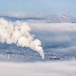 Treibhausgas-Emissionen, die durch die Verbrennung von Kohle, Öl und Gas entstehen, sind die primären Treiber des Klimawandels. Treibhausgas-Emissionen, die durch die Verbrennung von Kohle, Öl und Gas entstehen, sind die primären Treiber des Klimawandels.
