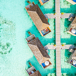 Stelzenhäuser auf den Malediven Stelzenhäuser im türkisen Wasser der Malediven, aus der Luft fotografiert