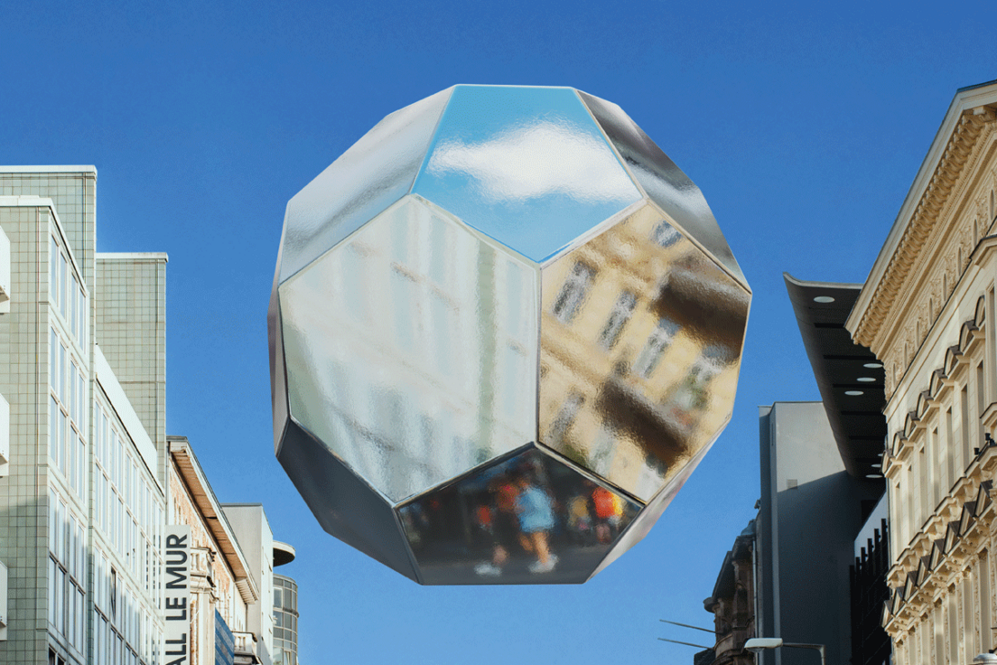 Constentation of the liberal scripts (SCRIPTS) Ein Metallwürfel schwebt über den Checkpoint Charlie