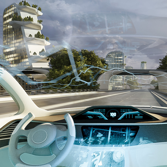 Mixed Reality Serious Game Die Abbildung zeigt die Sicht aus dem Inneren eines futuristischen, autonom fahrenden Fahrzeugs in einer modernen, grünen Stadt. Im Vordergrund ist das futuristische Armaturenbrett mit einem digitalen Display zu sehen, das eine Geschwindigkeit von 100 km/h anzeigt.