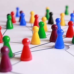 CU-intersectoral-mobility-programme-2026-CC_Geralt-Pixabay - 1 Colorful game pieces on a network diagram, symbolizing connectivity and teamwork.