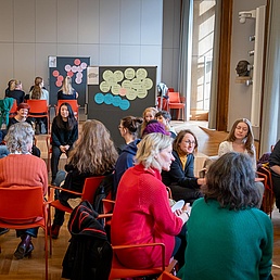 Teilnehmer*innen der Frauenvollversammlung 2025 Teilnehmer*innen der Frauenvollversammlung 2025 sitzen in Kleingruppen und sprechen über das Workshopthema.