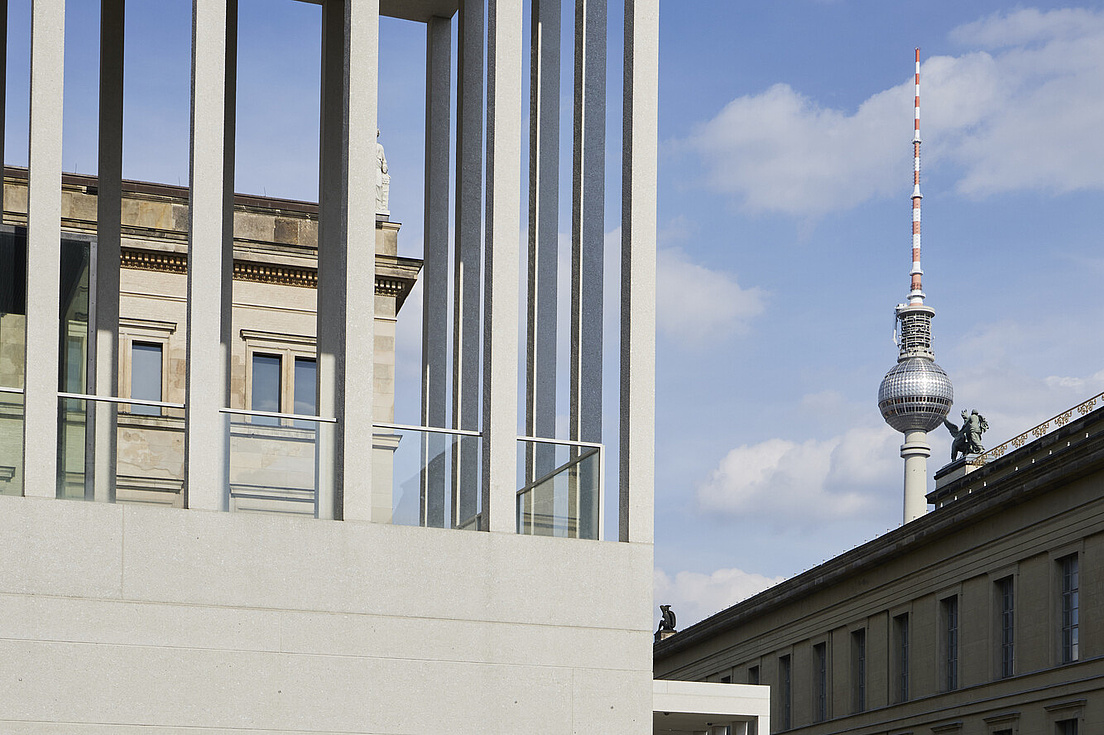 Campus Mitte mit Blick auf den Fernsehturm ""