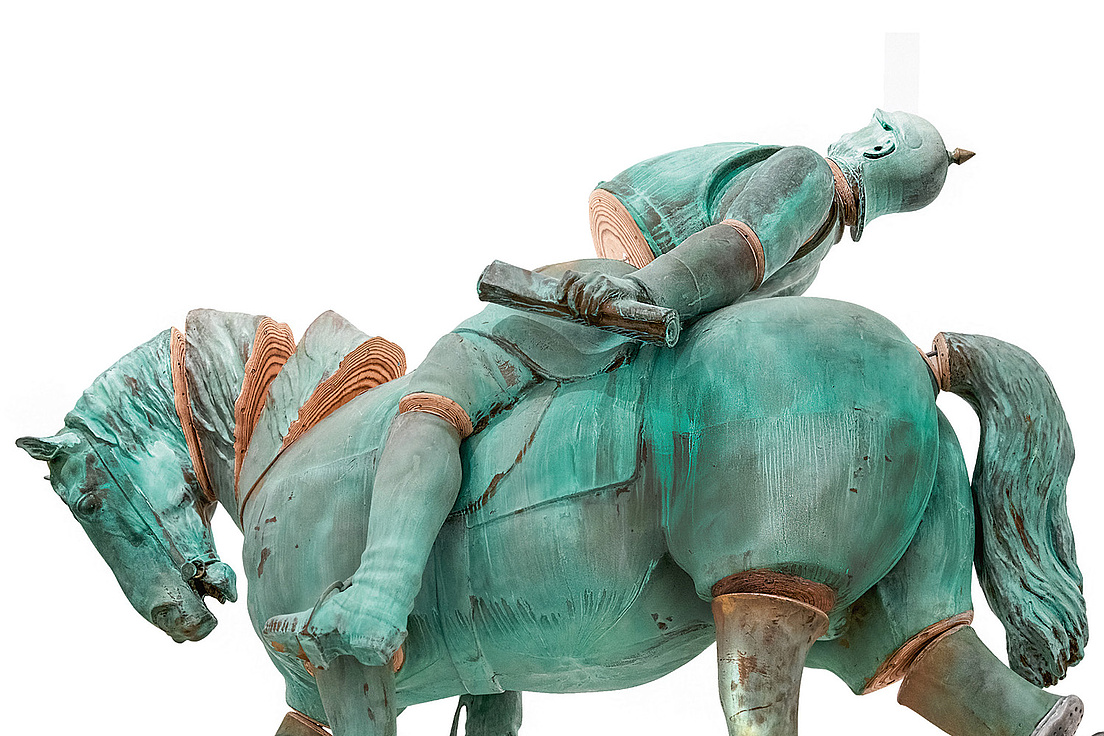 Mosse Lecture zum Thema Staatsstreich im Wintersemester 2025/26 Verkleinerte Version des Bremer Reiterstandbilds von Otto von Bismarck aus Holz, das in einzelne Glieder zerlegt wurde. Das Pferd hat den Kopf gesenkt und Otto v. Bismarck liegt mit dem Rücken auf dem Pferderücken mit Blick nach oben.