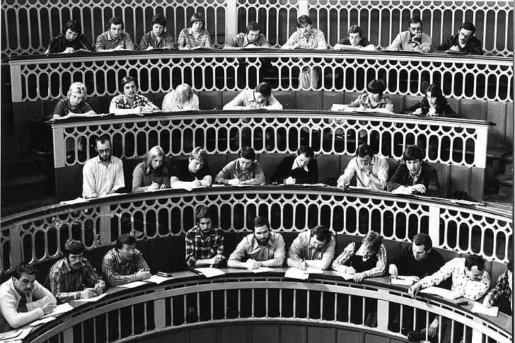 Hörsaal des Tieranatomischen Theaters Ein Schwarzweißfoto aus den 1980ern. Studierende während einer Vorlesung im großen Hörsaal des Tieranatomischen Theaters.